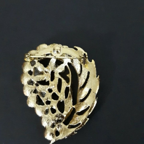 Vintage faux pearl Goldtone womens pin Jewelry - Picture 3 of 7